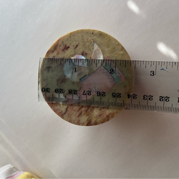 Vintage Soapstone Trinketbox with Mother of Pearl Angel Inlay - Picture 4 of 4